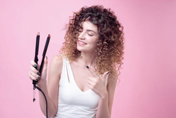 Chapinha, secador e alimentação: o que ajuda ou atrapalha na beleza dos cabelos Chapinha e química em excesso são alguns dos vilões da saúde do cabelo. Foto: Bigstock.