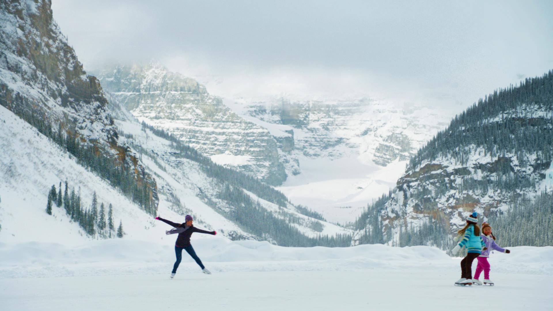 Em Alberta, vários lugares oferecem pistas gratuitas de patinação no gelo. Foto: Reprodução/Facebook/Travel Alberta Em Alberta, vários lugares oferecem pistas gratuitas de patinação no gelo. Foto: Reprodução/Facebook/Travel Alberta