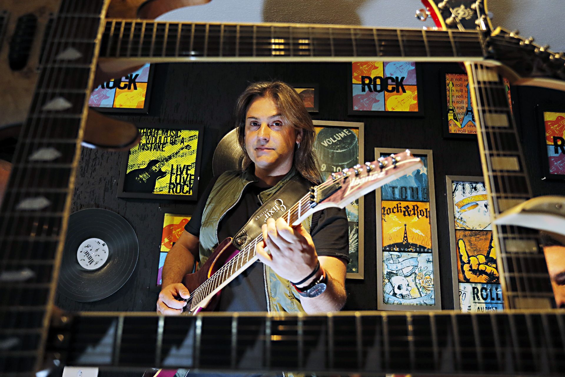 Há 25 anos Airton Mann vem formando boa parte dos guitarristas de Curitiba e se consolidando como um dos músicos mais fundamentais no repertório do estado.  Foto: Albari Rosa