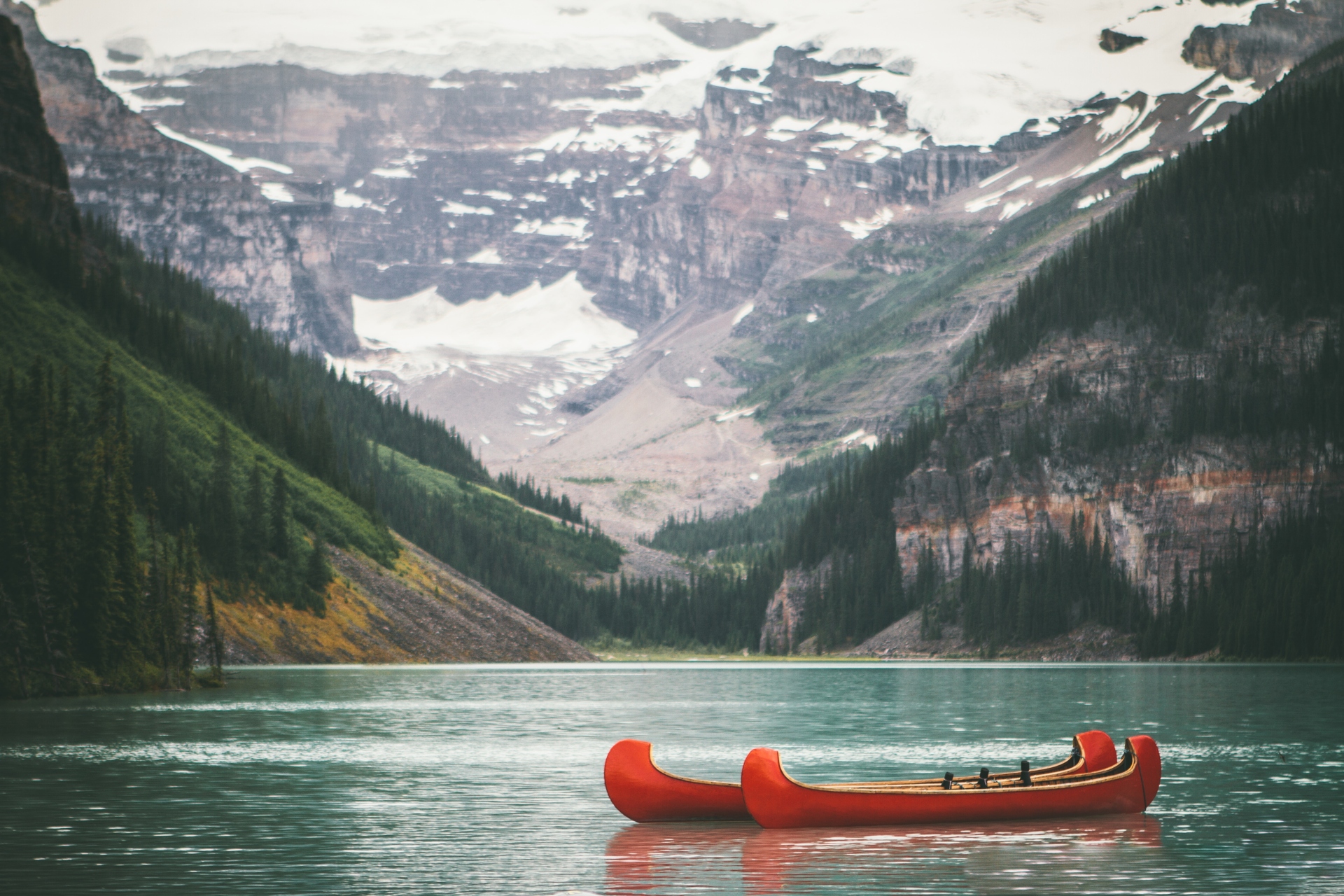 Navegar em pequenas embarcações é uma das atividades recorrentes no Lago Louise, em Alberta, Canadá. Foto: Unsplash