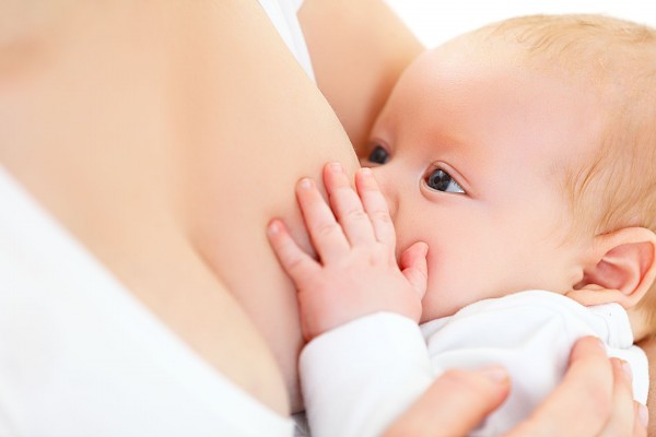 Seis sinais que indicam se a amamentação está correta A principal medida indicada pelos especialistas é mudar a forma como o bebê abocanha o seio da mãe, que pode ajudar a aliviar a dores (Foto: Bigstock)