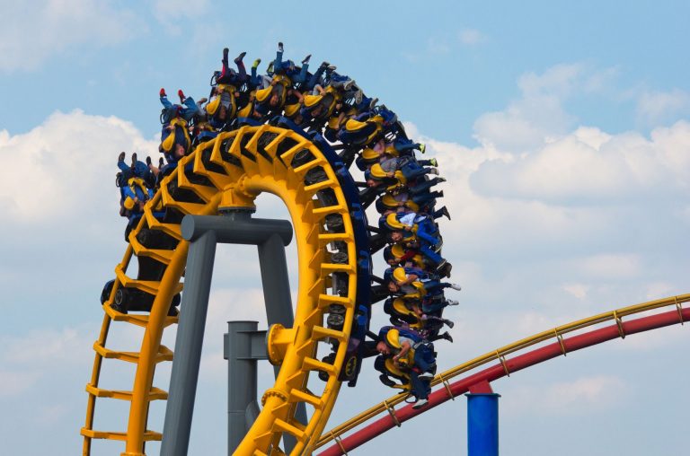Parque deve ter a bandeira da Six Flags, uma das maiores corporações de parques de diversão do mundo. Foto: Bigstock.