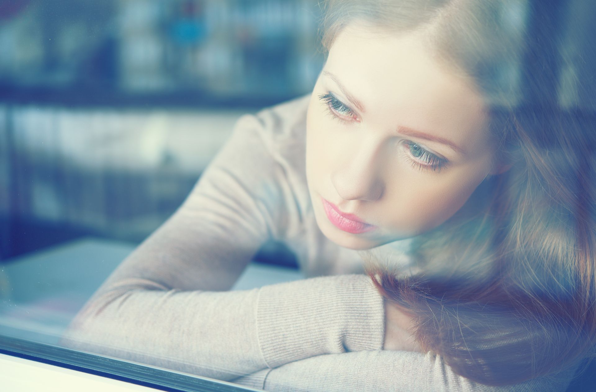 Insegurança é uma das sequelas do abandono do pai em meninas. Foto: bigstock. 