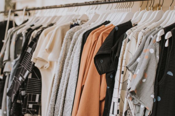 Bazar no fim de semana tem roupas de brechó e artigos para decoração Foto: Lauren Roberts / Unsplash
