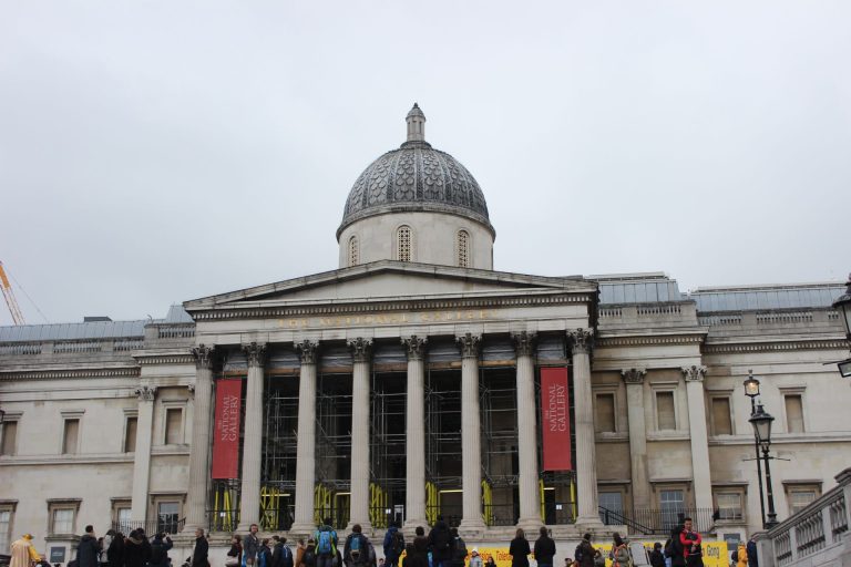 Turistas em frente ao The National Gallery, em Londres: cidade é o destino central para quem quer conhecer outros países com facilidade. Foto: Isadora Rupp/Gazeta do Povo.