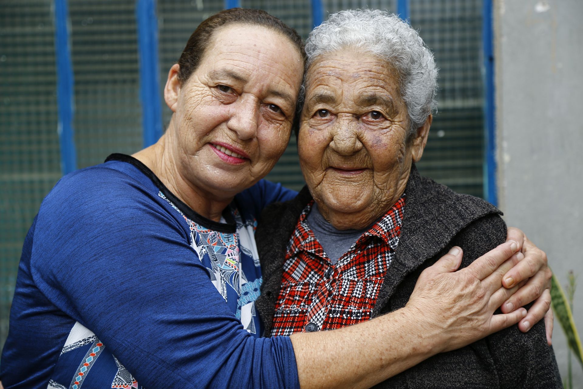 Maria trabalha menos para cuidar e ficar na companhia da mãe, Judite. Foto: Jonathan Campos/Gazeta do Povo. 