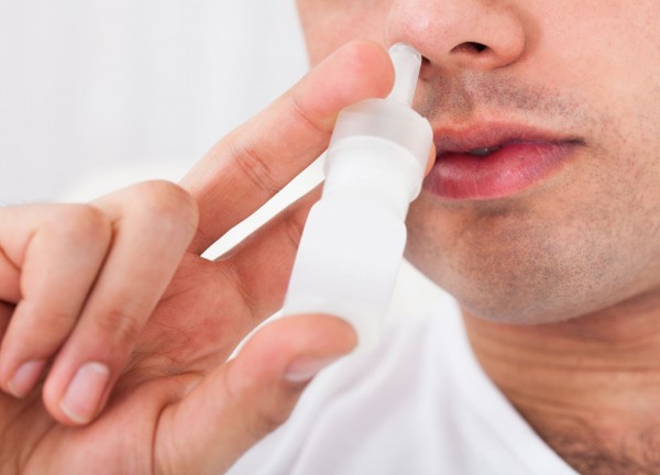 Ignorado pela maioria, hábito de lavar narinas com soro ajuda a prevenir doenças Mesmo que sejam aplicadas na mucosa nasal, essas substâncias podem cair na corrente sanguínea e quando são absorvidas podem causar arritmia cardíaca, dores de cabeça e hipertensão Foto: Bigstock