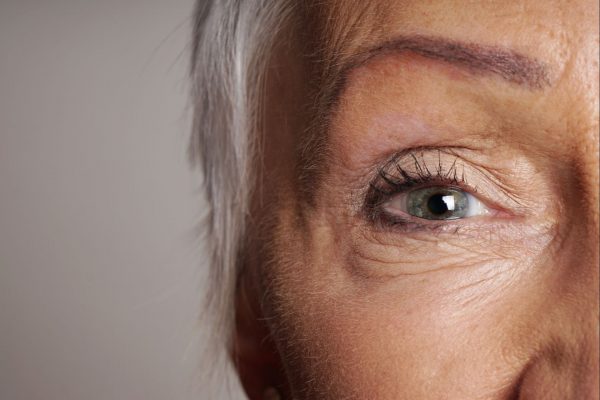 O problema do afastamento dos idosos da rotina familiar pode estar na visão Nos exames de visão, as artérias são vistas com clareza, sendo possível assim pré-diagnosticar outras doenças. (Foto: Bigstock)