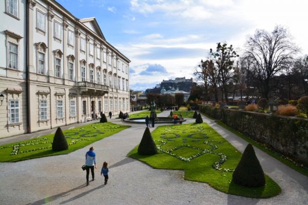 Da Itália à Alemanha, turismo sem carro e pagando pouco reserva paisagens incríveis Palácio Mirabell e seus jardins, em Salzburgo, na Áustria. Foto: Carolina Werneck/Gazeta do Povo