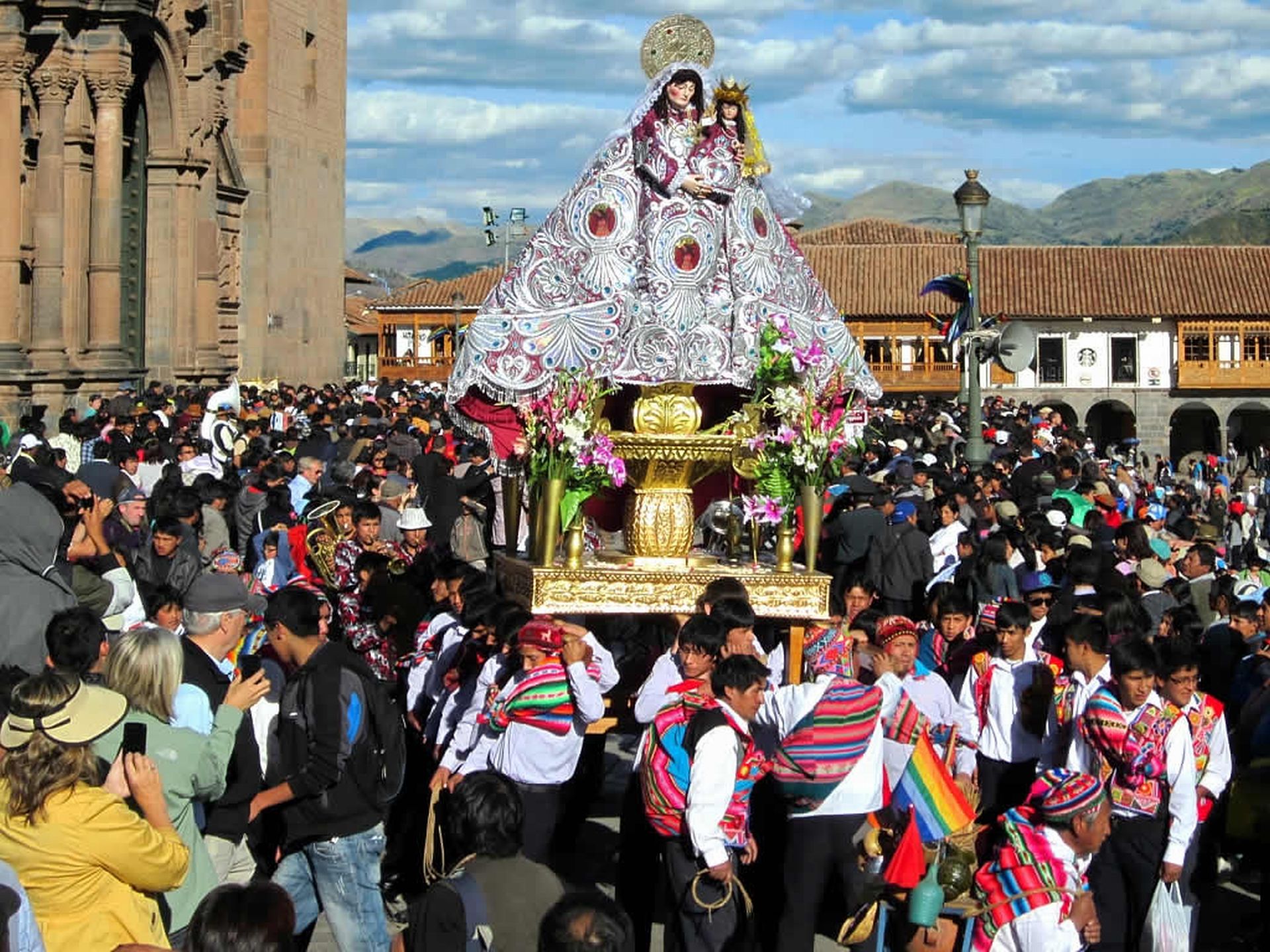 A comemoração de Corpus Christi em Cusco. Foto: Perú Travel/divulgação. A comemoração de Corpus Christi em Cusco. Foto: Perú Travel/divulgação.