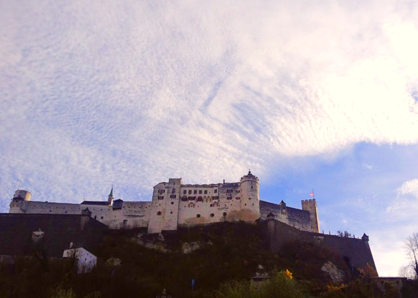 Do alto de um paredão de pedra, a fortaleza guarda a cidade de Salzburgo, na Áustria, há mais de 940 anos. Foto: Carolina Werneck/Gazeta do Povo Do alto de um paredão de pedra, a fortaleza guarda a cidade de Salzburgo, na Áustria, há mais de 940 anos. Foto: Carolina Werneck/Gazeta do Povo