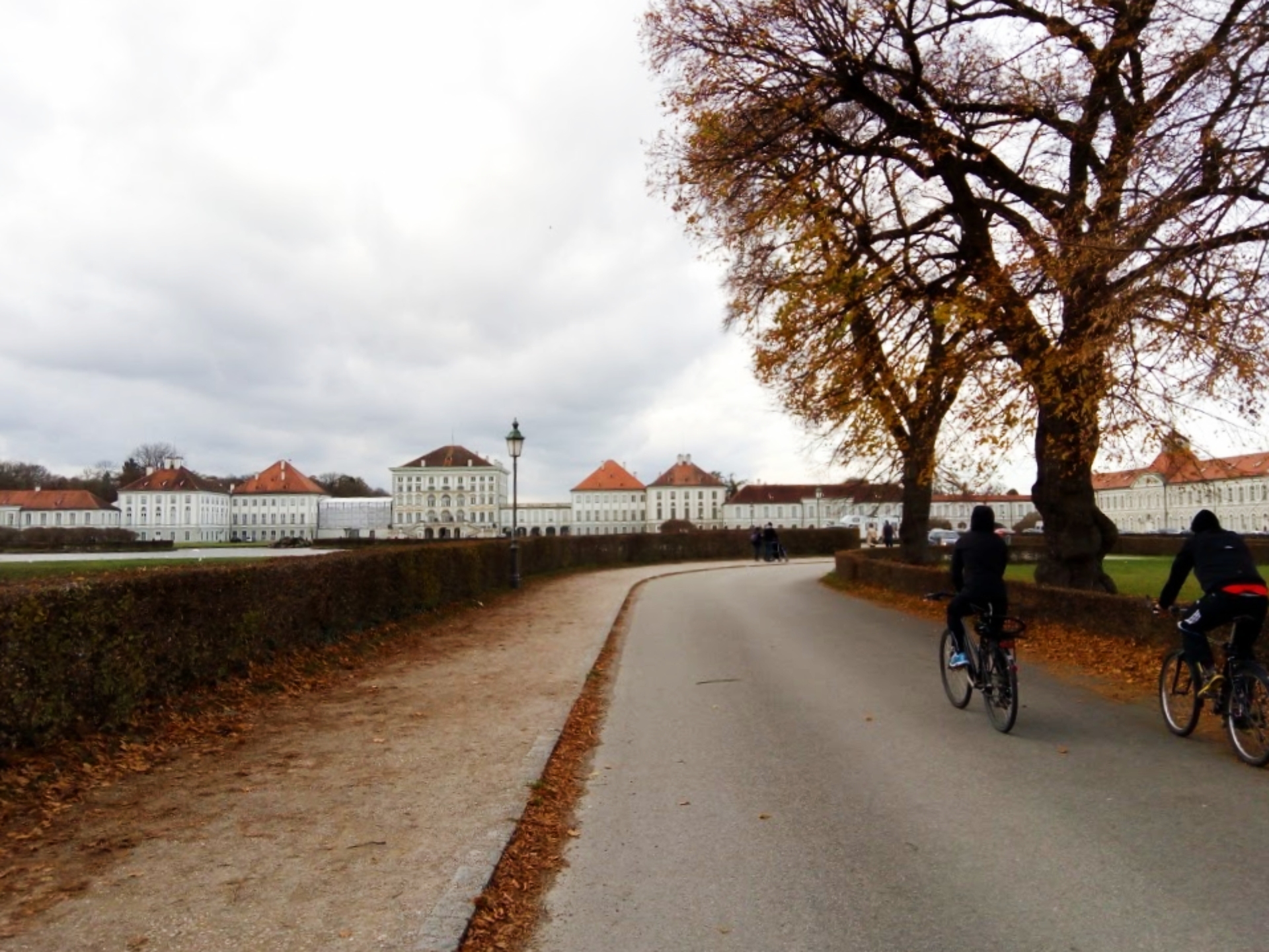 Visitantes chegam de bicicleta ao Palácio Nymphenburg, em Munique. Foto: Carolina Werneck/Gazeta do Povo Visitantes chegam de bicicleta ao Palácio Nymphenburg, em Munique. Foto: Carolina Werneck/Gazeta do Povo