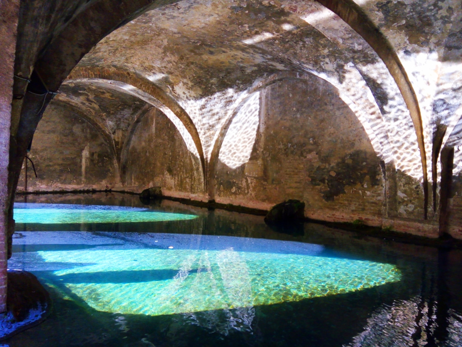 A parte de dentro da Fontebranda, em Siena, com um azul inesquecível. Foto: Carolina Werneck/Gazeta do Povo A parte de dentro da Fontebranda, em Siena, com um azul inesquecível. Foto: Carolina Werneck/Gazeta do Povo