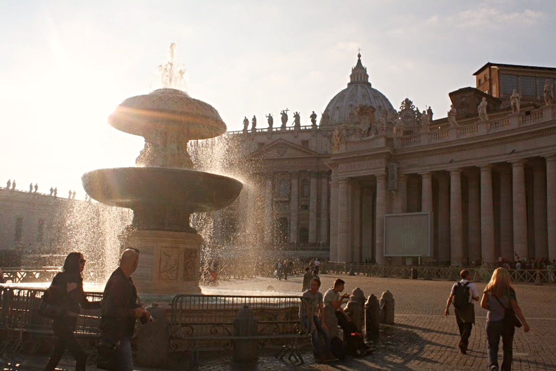 Praça de São Pedro, no Vaticano, ao entardecer. Ao fundo, a Basílica. Foto: Carolina Werneck/Gazeta do Povo Praça de São Pedro, no Vaticano, ao entardecer. Ao fundo, a Basílica. Foto: Carolina Werneck/Gazeta do Povo