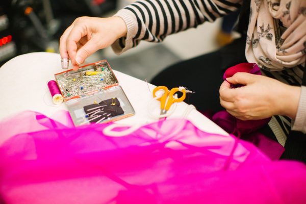 Roupa nova sem gastar nada: designers vão ensinar a customizar peças em Curitiba Foto: Kris Atomic / Unsplash