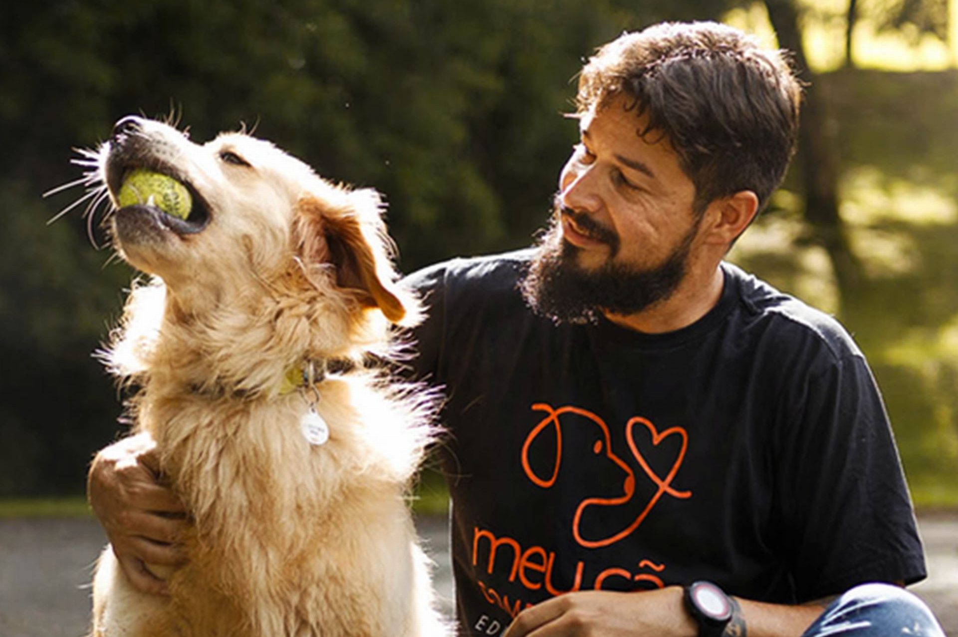 Rafael Wineski, que trabalha com adestramento canino há mais de 13 anos, conta que os hábitos dos tutores podem influenciar muito no comportamento dos cães. Foto: reprodução Facebook. Rafael Wineski, que trabalha com adestramento canino há mais de 13 anos, conta que os hábitos dos tutores podem influenciar muito no comportamento dos cães. Foto: reprodução Facebook.
