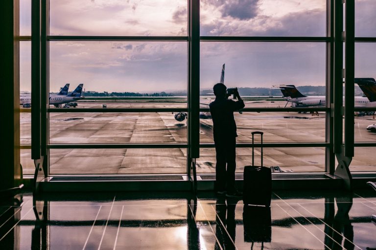 Os passageiros precisam ficar atentos às regras dos voos internacionais. Foto: Unsplash.