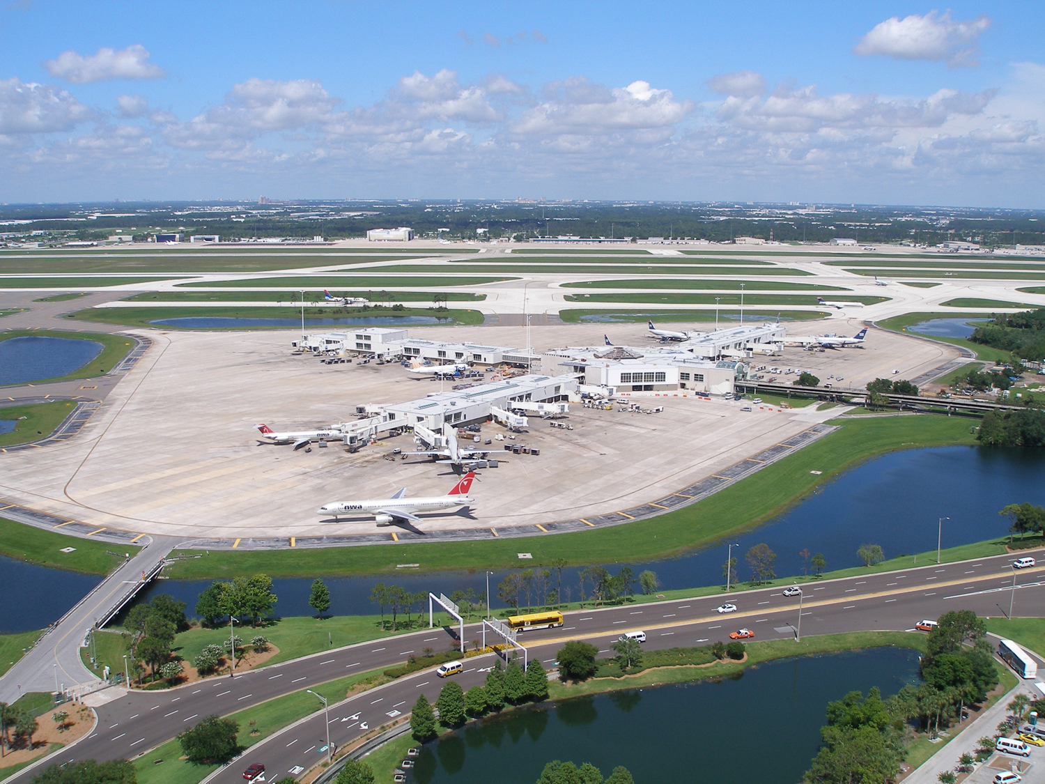 O Aeroporto Internacional de Orlando possui orientações em português e funcionários fluentes no nosso idioma. Foto: Divulgação. O Aeroporto Internacional de Orlando possui orientações em português e funcionários fluentes no nosso idioma. Foto: Divulgação.