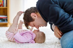 Frases para escrever no cartão do Dia dos Pais e marcar a data com emoção (Foto: Bigstock)
