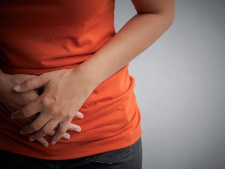 Cólicas também podem ser um sintoma de câncer de endométrio. Foto: Bigstock.