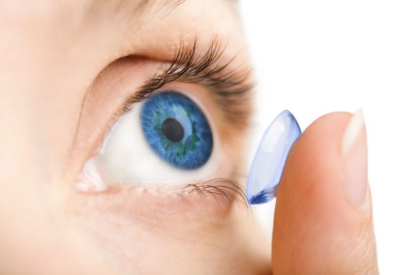 Perda da visão é uma das consequências do mau uso de lentes de contato; veja cuidados Mais de 2 milhões de pessoas usam lentes de contato no Brasil. Foto: Bigstock.