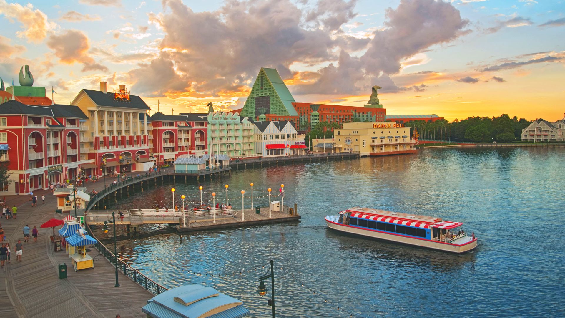 Os hotéis localizados dentro dos resorts são mais caros que os da International Drive, mas possuem acesso fácil às atrações. O Disney Boardwalk, por exemplo, tem linhas diretas de ônibus para os parques e está a poucos passos do Epcot Center. Foto: Divulgação. Os hotéis localizados dentro dos resorts são mais caros que os da International Drive, mas possuem acesso fácil às atrações. O Disney Boardwalk, por exemplo, tem linhas diretas de ônibus para os parques e está a poucos passos do Epcot Center. Foto: Divulgação.