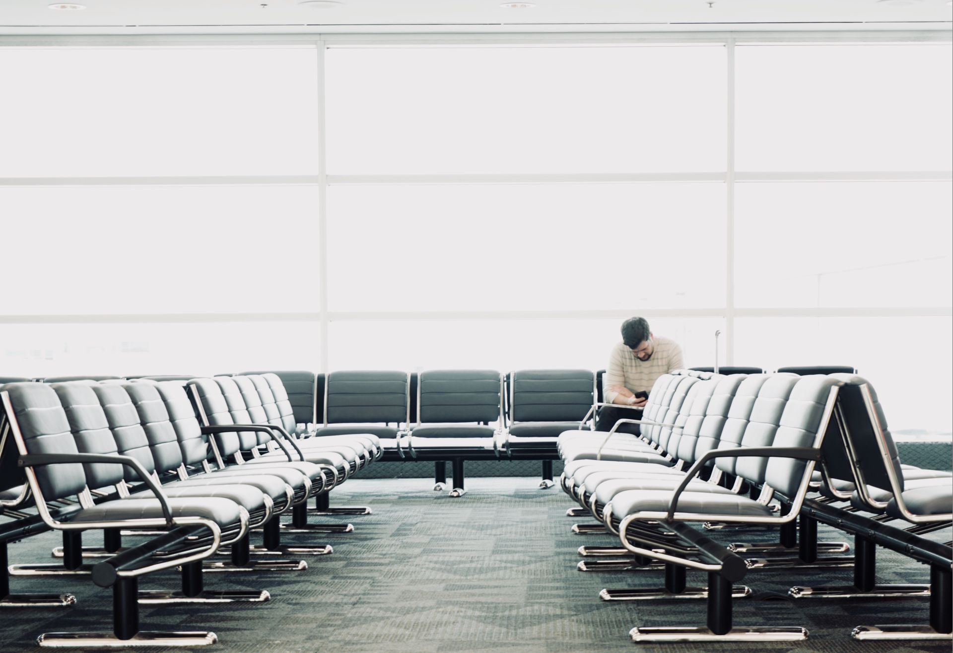 Os passageiros que se sentirem lesados ou desamparados pelas companhias aéreas devem procurar a justiça. Foto: Unsplash. Os passageiros que se sentirem lesados ou desamparados pelas companhias aéreas devem procurar a justiça. Foto: Unsplash.