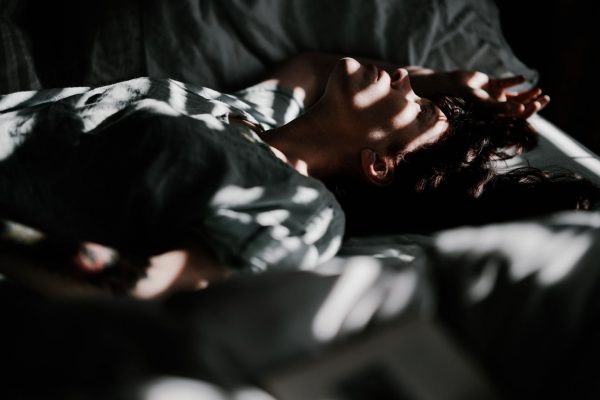 Insônia em mulheres está relacionada à menopausa, diz estudo Segundo pesquisa do Instituto do Sono, 32%$ das mulheres paulistanas têm insônia. Foto: Annie Spratt/Unsplash
