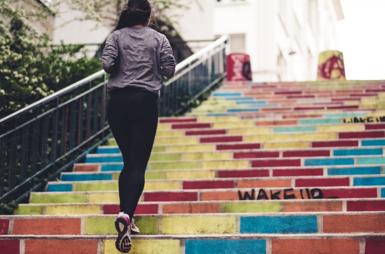 Atividade física regular ajuda a diminuir os sintomas da SOP. Foto: Unsplash.