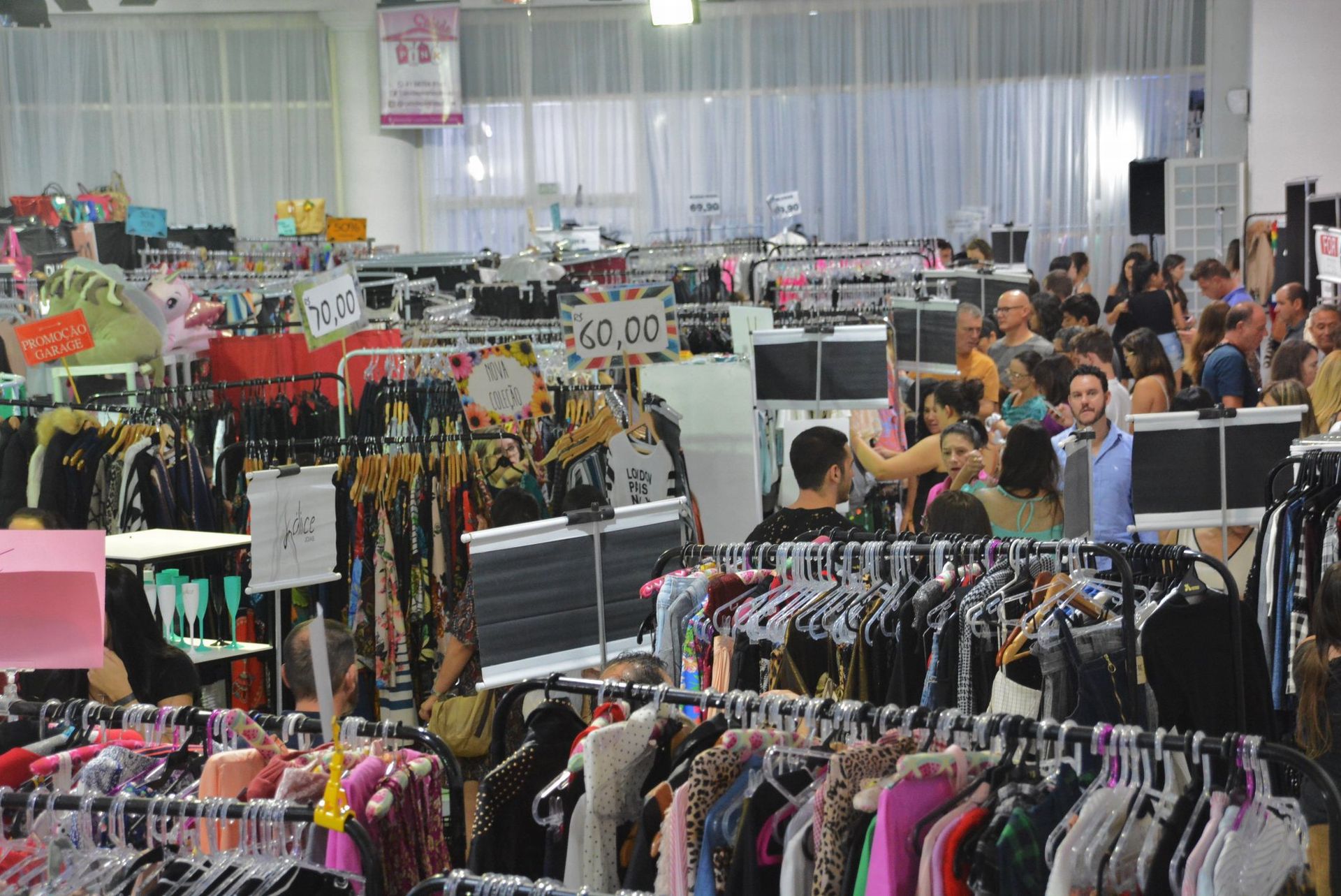 O bazar tem itens em promoção para homens, mulheres e crianças. Foto: reprodução Facebook.