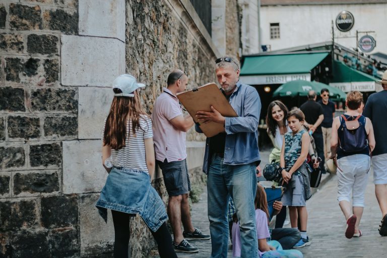 Dar um pouco de autonomia aos filhos durante a viagem é uma das chaves para ter férias tranquilas. Foto: Mafer Benitez/Unsplash.