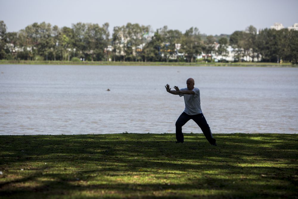 Aula de tai chi chuan no Parque Barigui. Foto: Henry Milléo/Gazeta do Povo. Aula de tai chi chuan no Parque Barigui. Foto: Henry Milléo/Gazeta do Povo.