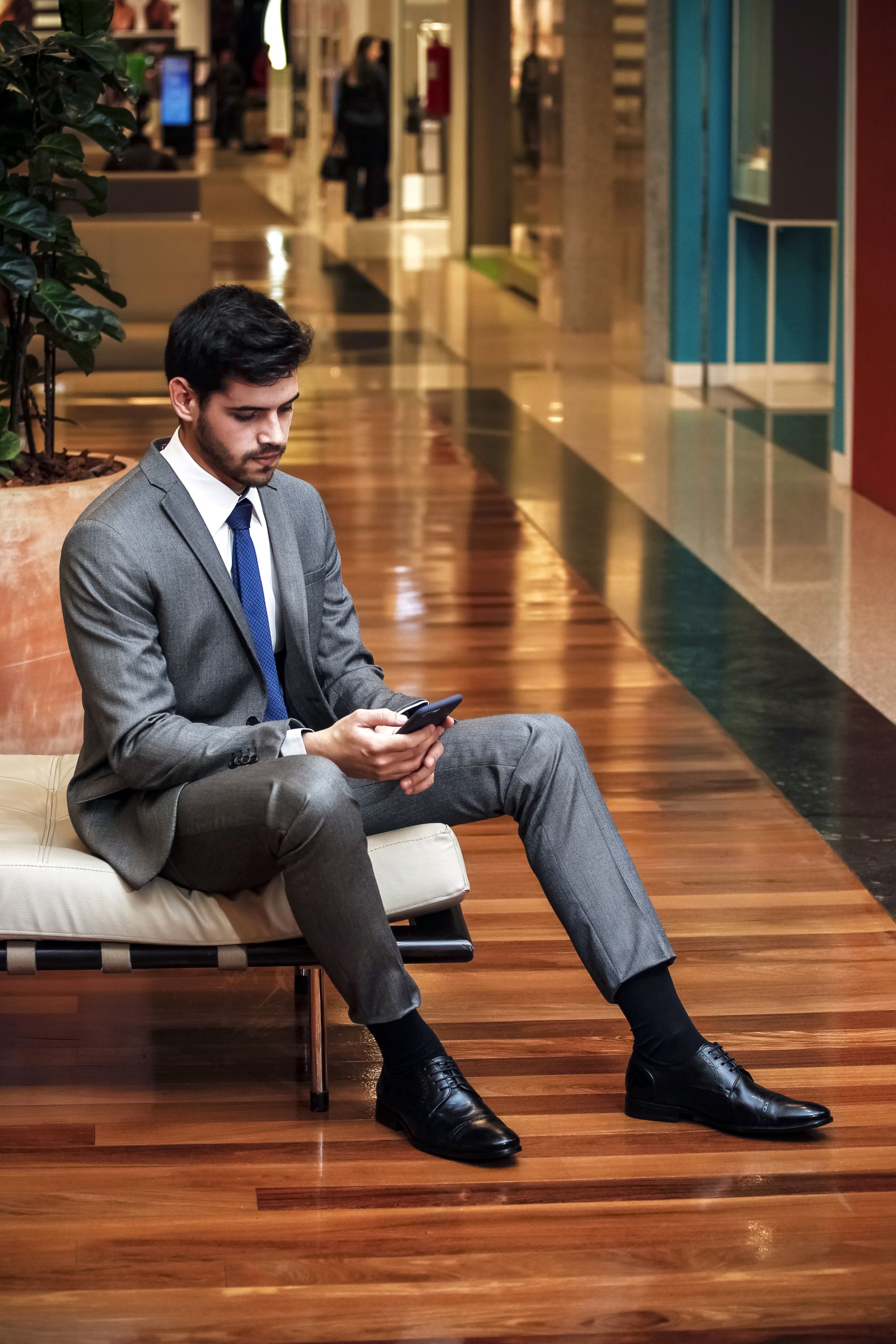 A cor cinza, segundo a stylist, é a que possibilita mais combinações elegantes quando o assunto é moda masculina. Foto: André Rodrigues / Gazeta do Povo A cor cinza, segundo a stylist, é a que possibilita mais combinações elegantes quando o assunto é moda masculina. Foto: André Rodrigues / Gazeta do Povo