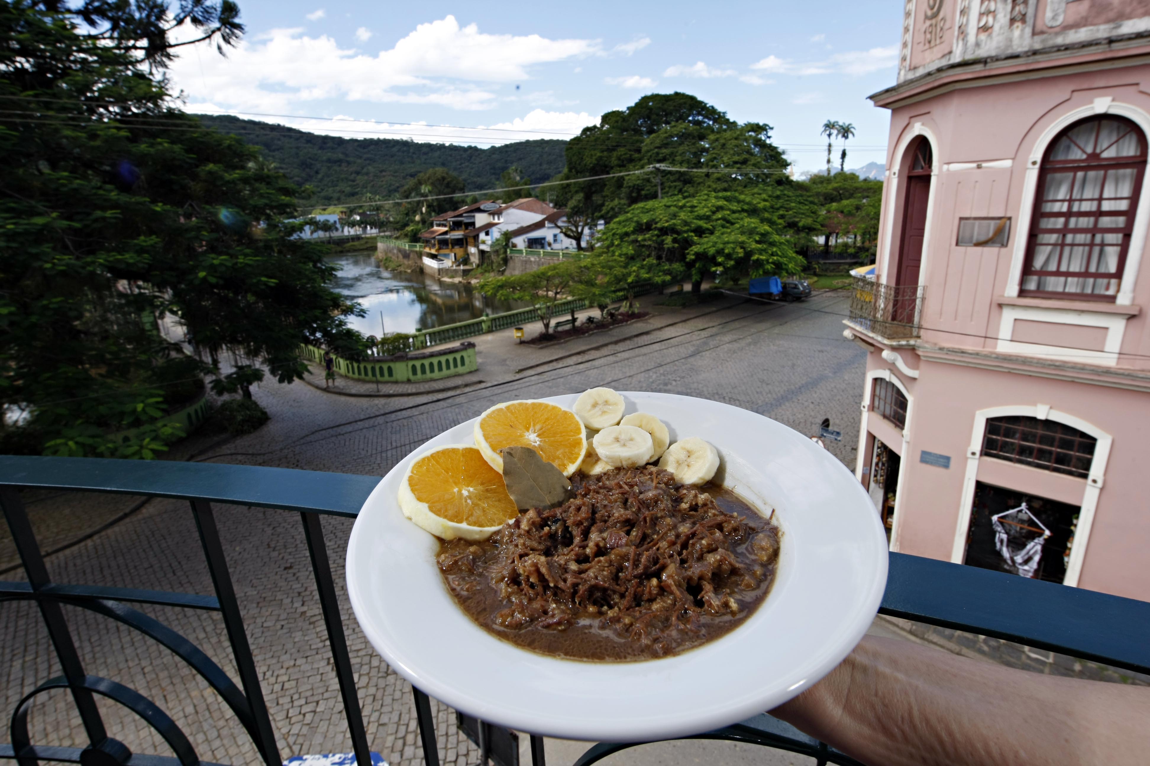 Em Morretes, o barreado é o prato típico e o mais buscado pelos turistas (Foto: Albari Rosa / Gazeta do Povo) Em Morretes, o barreado é o prato típico e o mais buscado pelos turistas (Foto: Albari Rosa / Gazeta do Povo)
