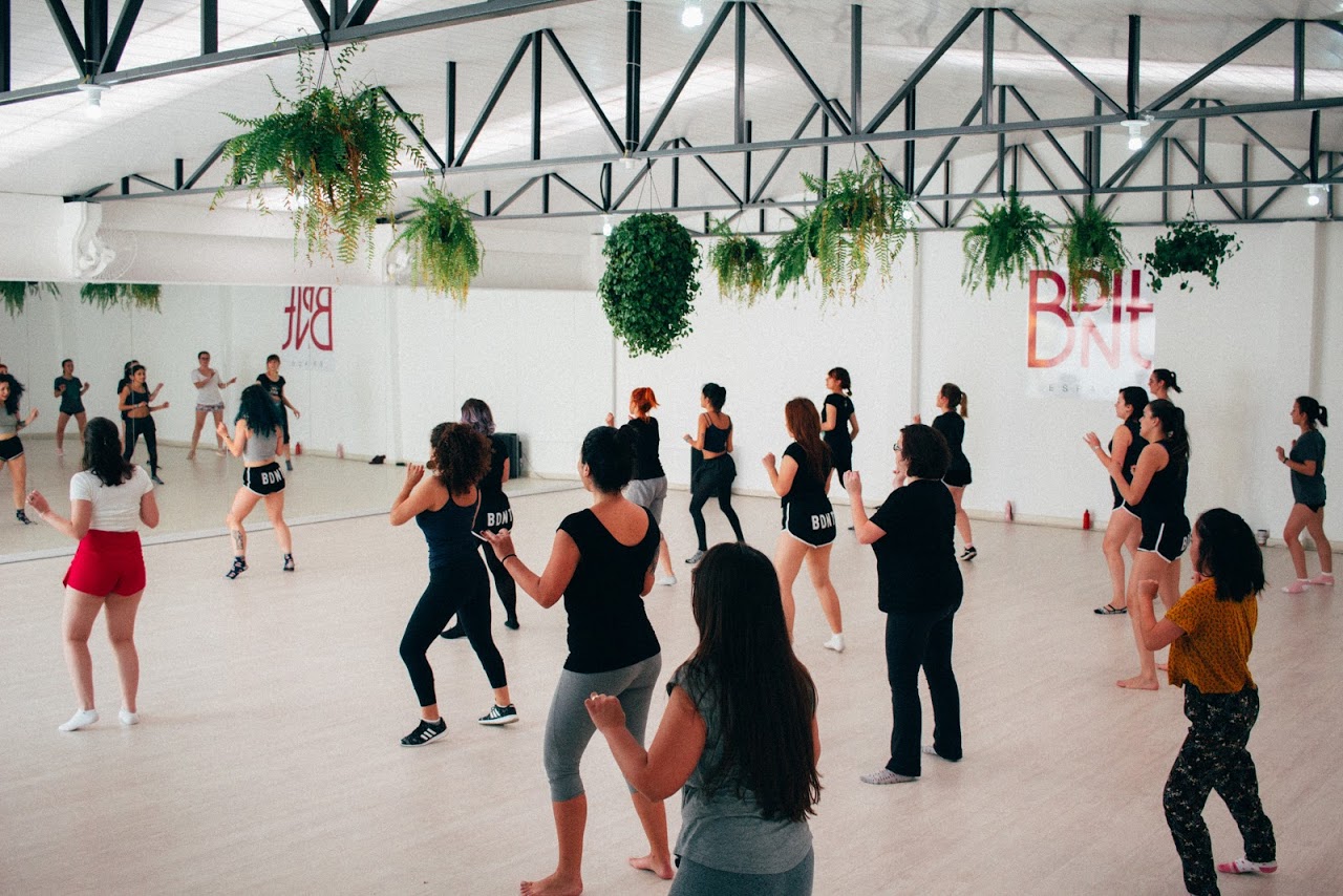 Fazem parte das aulas do BDNT dinâmicas de relaxamento e confiança além da coreografia de dança ao final da aula. Foto: João Prendin/Divulgação Fazem parte das aulas do BDNT dinâmicas de relaxamento e confiança além da coreografia de dança ao final da aula. Foto: João Prendin/Divulgação