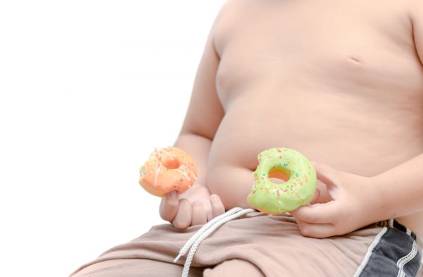 A culpa pelo aumento da obesidade em crianças no Brasil não é só da alimentação Acesso fácil aos alimentos ultraprocesados e falta de tempo dos pais para cozinhar são algumas das explicações para o problema. Foto: Bigstock.