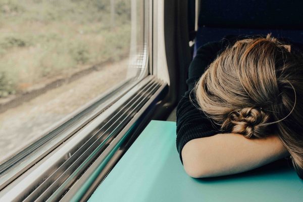 Não é só estresse; conheça a doença que faz você se sentir cansado o tempo inteiro Passar o dia todo sonolento e sem ânimo podem ser sinais de que algo está errado. Foto: Unsplash.