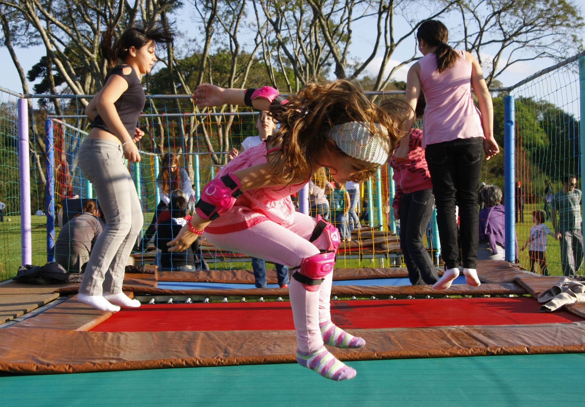 Além de se exercitarem, brincar ajuda no desenvolvimento social, emotivo e cognitivo das crianças (Foto: Hugo Harada/ Agência de Notícias Gazeta do Povo)