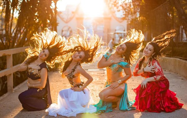 Dança ajuda mulheres a aceitarem seus corpos e a aumentar a autoestima Alunas do Estúdio Hathor, da professora de dança do ventre Linda Hathor, em ensaio no Museu Egípcio. Foto: Cesar Bond/Divulgação
