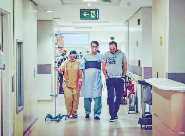 Em quais casos há acúmulo de líquido ao lado do intestino, como ocorreu com Bolsonaro Bolsonaro divulgou em suas redes sociais foto de caminhada pelo hospital. Foto: Divulgação.