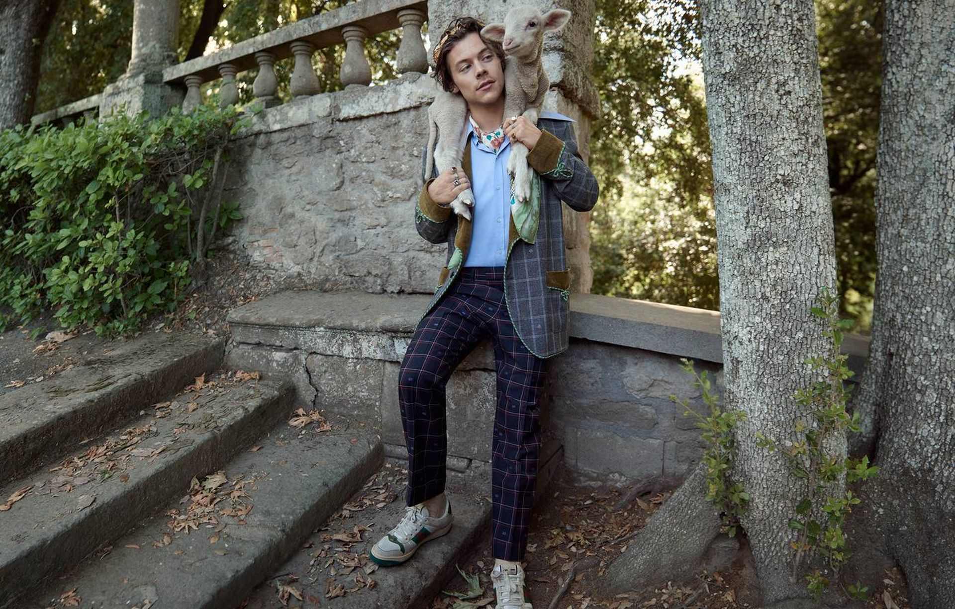 Na segunda campanha da grife estrelada pelo cantor britânico, Harry Styles também aparece brincando com animais. Foto: Glen Luchford / Reprodução Gucci