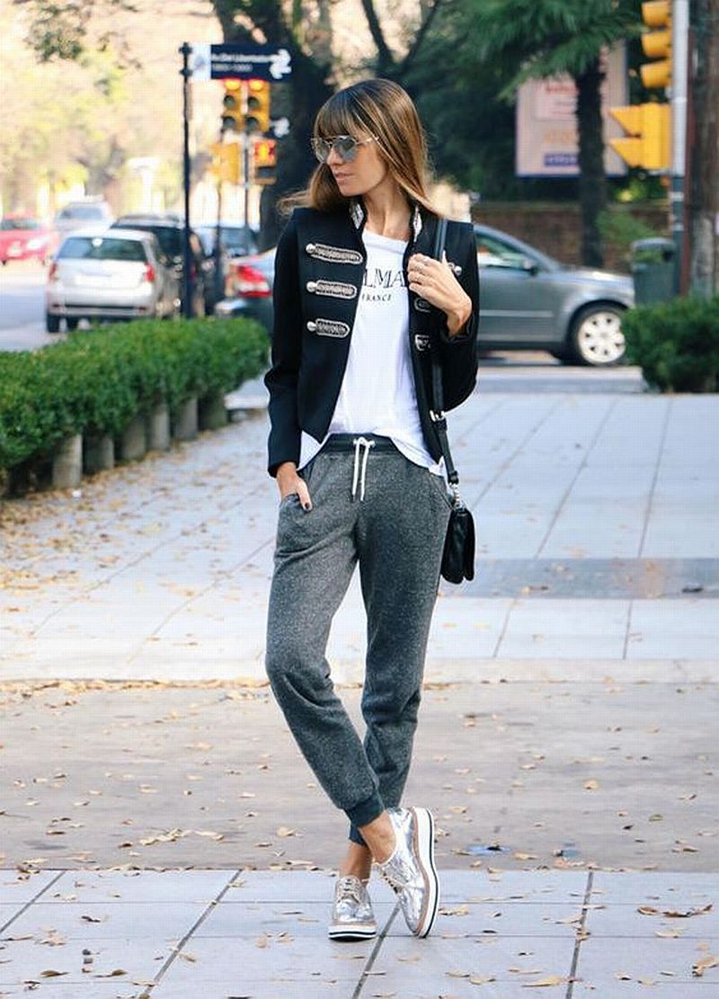 Calça confortável com jaqueta estilo blazer militar. Foto: Reprodução / Pinterest Calça confortável com jaqueta estilo blazer militar. Foto: Reprodução / Pinterest