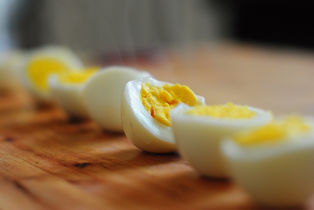 Está com fome e não quer se entregar ao doce antes de dormir? Cozinhe um ovo! Ou faça omelete. Rico em proteína, e com pouca gordura, o ovo vai ajudar a baixar a fome até o café da manhã. Está com fome e não quer se entregar ao doce antes de dormir? Cozinhe um ovo! Ou faça omelete. Rico em proteína, e com pouca gordura, o ovo vai ajudar a baixar a fome até o café da manhã.