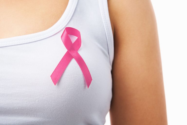 Outubro Rosa é um marco conhecido na prevenção do câncer de mama, mas cada mês carrega o alerta para diferentes doenças (Foto: Bigstock)