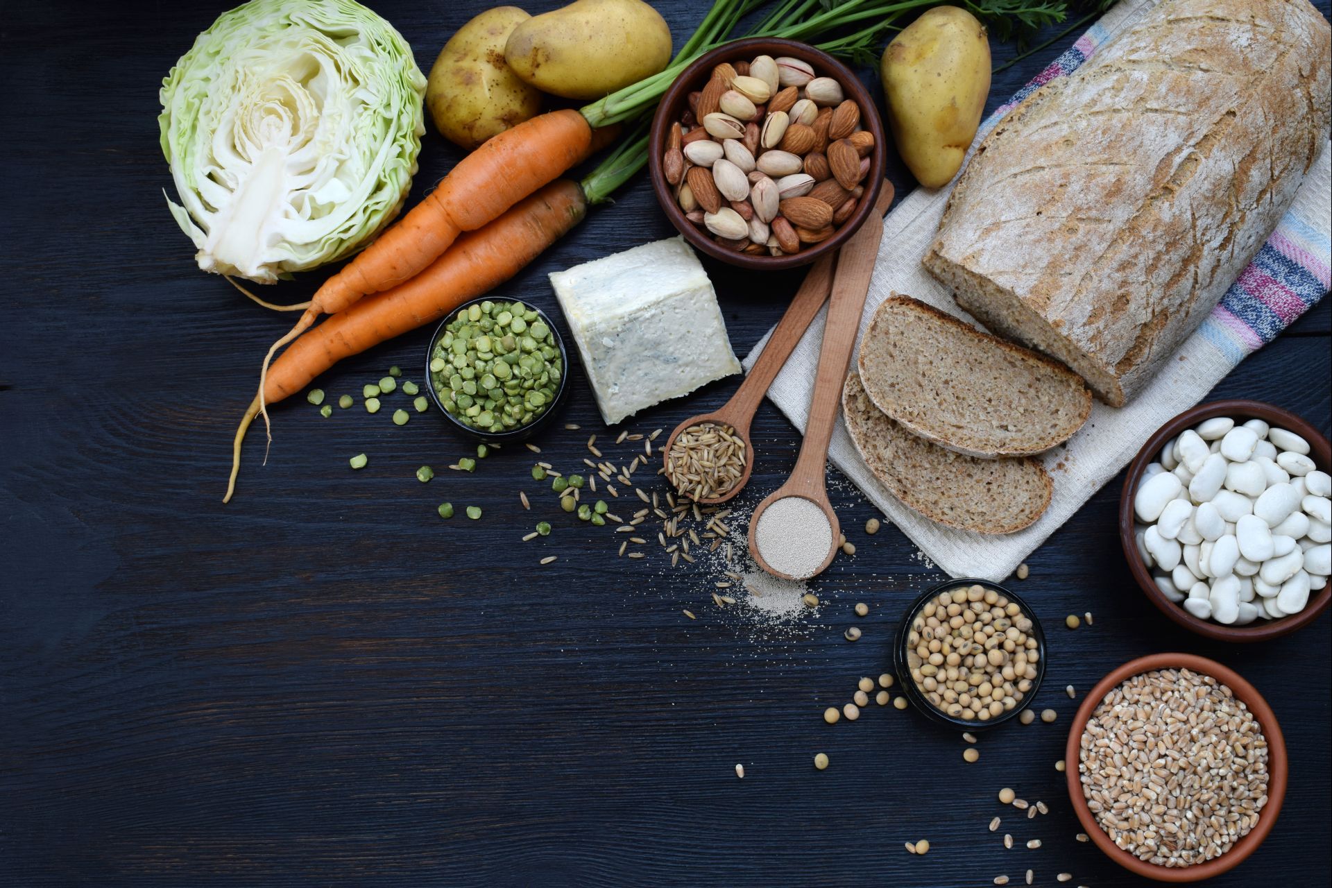 Legumes, tais como repolho e cenoura, fontes de carboidrato provenientes de batata e cereias integrais são alimentos que integram a dieta nórdica. Foto: Bigstock