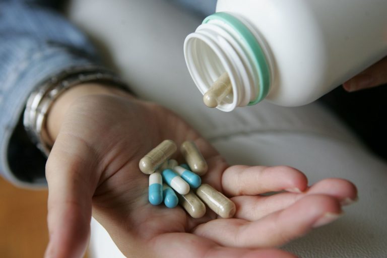 A automedicação pode camuflar sintomas e esconder doenças mais graves. Foto: Aniele Nascimento / Gazeta do Povo / arquivo)
