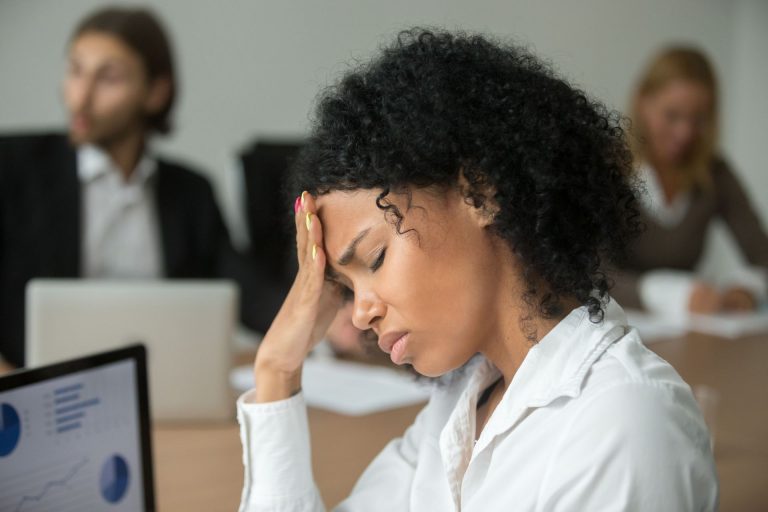Conhecer os gatilhos que dão início à dor de cabeça é fundamental para o tratamento. (Foto: Bigstock)