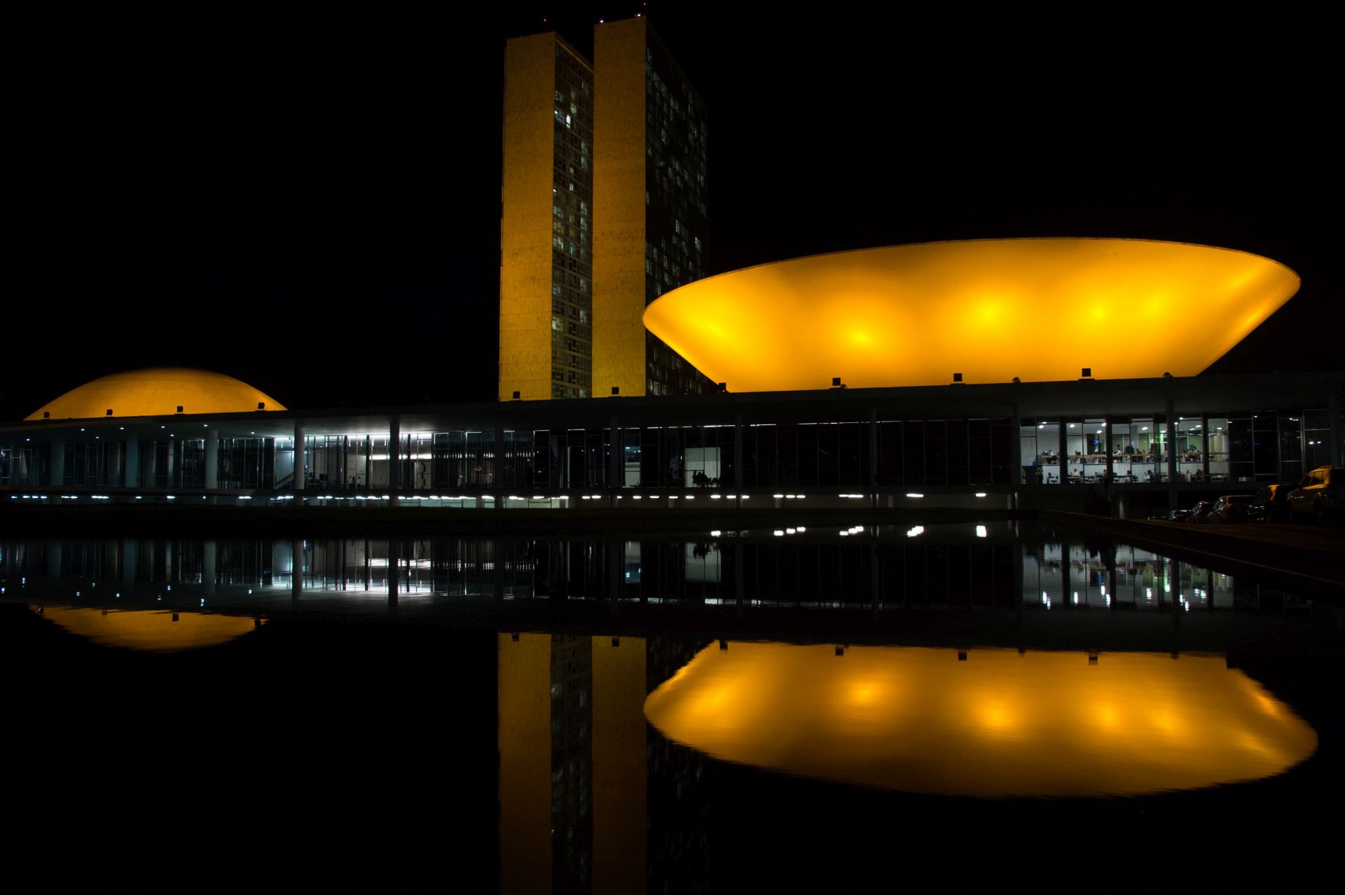 Monumentos icônicos, como o Congresso Nacional, são iluminados para marcar a data. Foto: Fabio Rodrigues Pozzebom/Agência Brasil. Monumentos icônicos, como o Congresso Nacional, são iluminados para marcar a data. Foto: Fabio Rodrigues Pozzebom/Agência Brasil.
