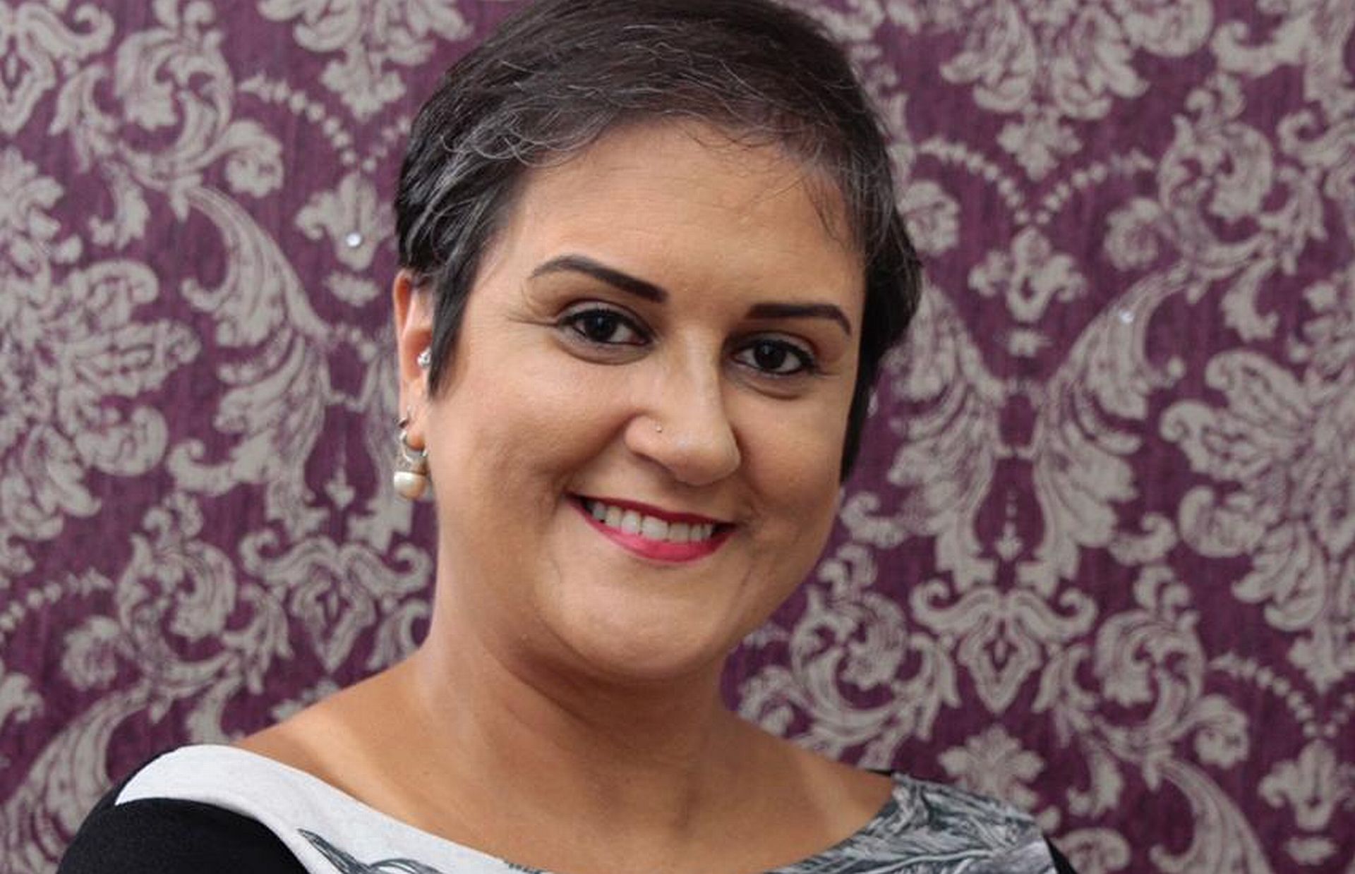 "não me importava em ficar careca. O problema eram as sobrancelhas. Na cabeça você põe uma peruca, um lenço, e está resolvido; mas ter que desenhar as sobrancelhas todos os dias é horrível", conta a curitibana Giovanna Leutz. Junto com a filha, promoverá um dia de micropigmentação para pacientes com câncer. Foto: Arquivo Pessoal.