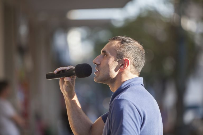 É comum cruzar com vários locutores de loja em ruas de comércio do centro, especialmente no calçadão da Rua XV de Novembro. Foto: Fernando Zequinão/Gazeta do Povo